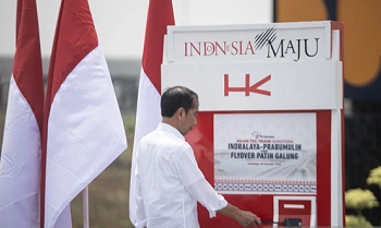 Presiden Joko Widodo menempelkan kartu uang elektronik saat meresmikan Jalan Tol Trans Sumatera (JTTS)
