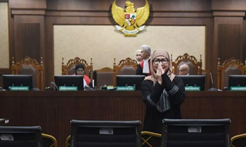 Terdakwa Galaila Karen Kardinah alias Karen Agustiawan