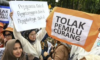 Demo di depan kantor Komisi Pemilihan Umum (KPU), Jakarta, Jumat (16/2/2024)