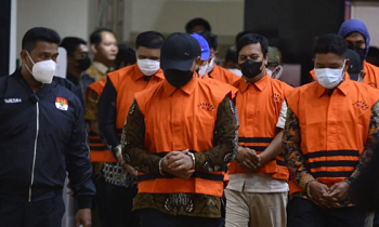 Komisi Pemberantasan Korupsi (KPK) hadirkan 15 orang tersangka kasus dugaan pungli di Rutan KPK