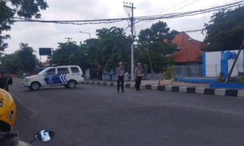 Ledakan Terjadi di Kantor Subdensi Pom Detasemen I Polda Jatim 2 Situasi di depan Kantor Subdensi Pom Detasemen I Kepolisian Daerah Jawa Timur, Surabaya