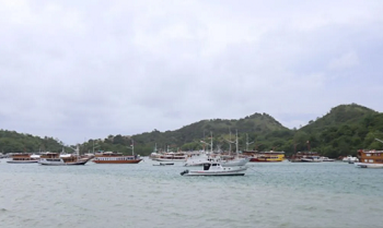 Kapal wisata yang tidak berlayar karena cuaca buruk berlabuh di perairan Labuan Bajo