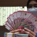 Uang dolar AS dan uang rupiah