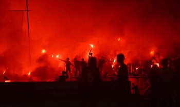 Suporter Semen Padang FC menyalakan flare saat pertandingan final leg kedua Liga 2 melawan PSBS Biak di Stadion GOR H Agus Salim Padang