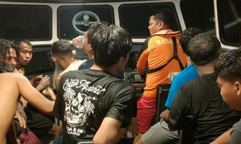 Tim SAR menyelamatkan sejumlah warga yang menjadi korban kapal tenggelam