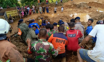 Tim gabungan bersama warga saat mengevakuasi jasad seorang korban banjir-tanah longsor