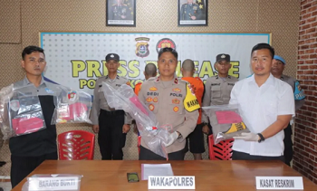 Wakapolres Konsel Kompol Dedi Hartoyo (tengah) bersama Kasat Reskrim AKP Nyoman Gede Arya (kanan) saat melakukan konferensi pers