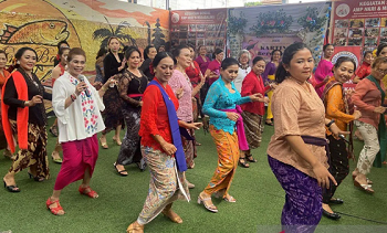 Puluhan wanita berkebaya dansa rayakan Hari Kartini di Denpasar, Bali