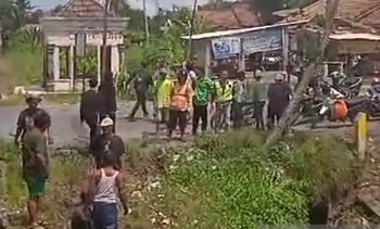 Warga berhamburan menyaksikan kecelakaan kereta tabrak bus di Martapura