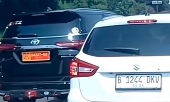 Mobil berpelat dinas TNI palsu bersikap arogan terhadap pengendara lain di jalan Tol Cikampek