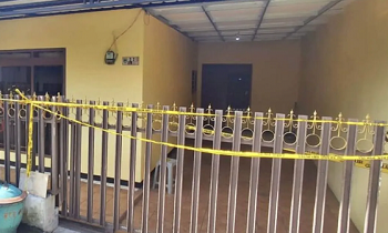 Garis polisi terpasang di depan rumah yang menjadi lokasi peristiwa dugaan perampokan dan pembunuhan di Malang