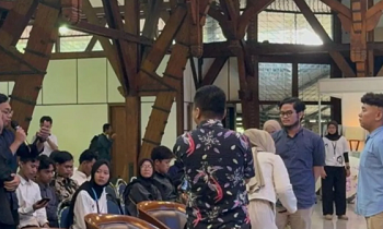 Staf Khusus Presiden Bidang Inovasi dan Pendidikan Billy Mambrasar (kemeja biru kanan)
