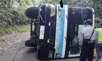 Bus terbalik di Maling