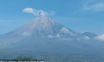 Gunung Semeru erupsi