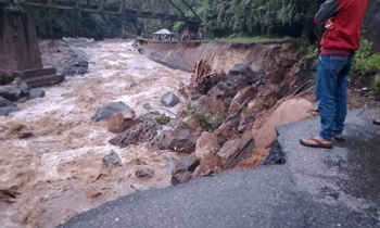 Jalan negara di Silaiang putus total akibat digerus luapan air Sungai Batang Anai