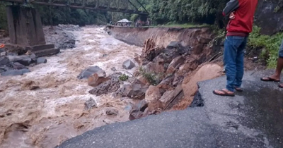 Banjir Bandang di Sumbar: 14 Orang Tewas 1 Jalan negara di Silaiang putus total akibat digerus luapan air Sungai Batang Anai