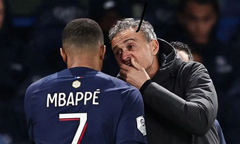 Penyerang PSG Kylian Mbappe (kiri) bersama pelatih kepala Paris Saint-Germain asal Spanyol Luis Enrique