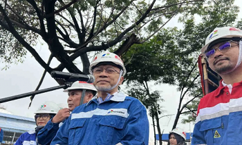 Menteri Perdagangan (Mendag) Zulkifli Hasan (kedua kanan) dan Direktur Pemasaran Regional PT Pertamina Patra Niaga, Mars Ega Legowo Putra (kanan)