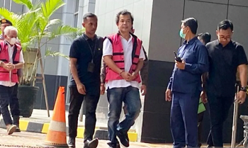 Dua tersangka Direktur Utama PT RBT inisial SP dan Direktur Pengembangan Usaha PT RBT inisial RA mendatangi Kejari Jakarta Selatan