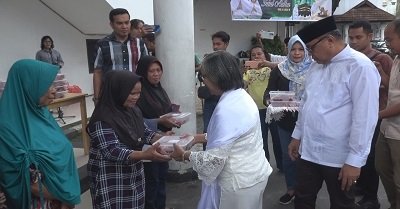 Majelis Taklim Al-Madinah Bagikan 130 Kotak Daging Kurban 1 Image2