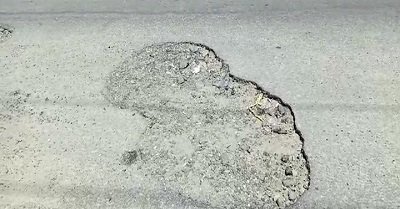 Warga Namlea Harapkan Respon Cepat Pemda Perbaiki Jalan Rusak 1 Jalan Rusak