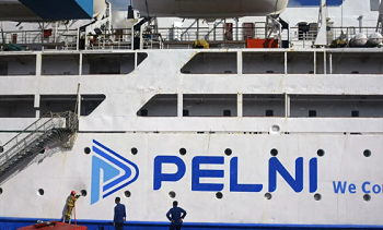 KM Umsini di Pelabuhan Makassa