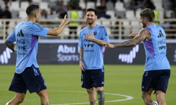 gelandang Argentina Angel Di Maria, penyerang Lionel Messi, dan gelandang Rodrigo de Paul