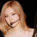 Rosé (tengah) bersama anggota grup idola perempuan asal Korea Selatan BLACKPINK