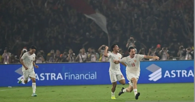 Sejarah Terukir, Indonesia Lolos ke Putaran Ketiga Kualifikasi Piala Dunia 2026 1 Pesepak bola Timnas Indonesia Thom Jan Haye (kanan)