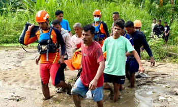 Tim SAR gabungan melakukan evakuasi jenazah warga Desa Masebewa