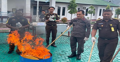Kejari Aru Musnahkan BB Perkara Incrhat 1 WhatsApp Image 2024 06 20 at 14.57.03