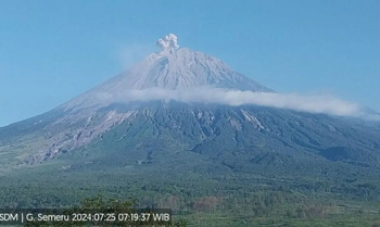 Gunung Semeru erupsi yang terpantau dari Pos Pengamatan Gunung Semeru di Lumajang pada Kamis (25/7/2024) pagi pukul 7.19 WIB