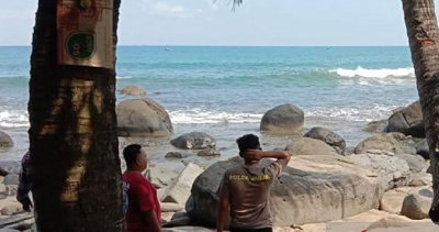 Tim SAR Gabungan Lanjutkan Pencarian Wisatawan Terseret Ombak di Pantai Kapitol 1 Personel Satpolairud Polres Sukabumi