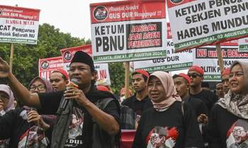 Koordinator Aliansi Santri Gus Dur Menggugat Muhammad Solihin (kiri) menyampaikan aspirasi dalam unjuk rasa di depan Gedung PBNU