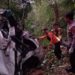 Petugas mengevakuasi mobil yang mengalami kecelakaan di jalan penghubungan antara Wonosobo-Batang di Kecamatan Bawang, Kabupatem Batang,