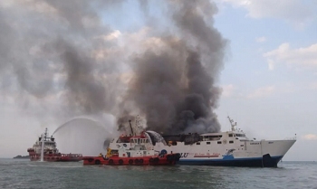 Petugas gabungan berupaya memadamkan KM Kirana I yang terbakar di perairan Semarang, Jawa Tengah, Minggu (11/8/2024)