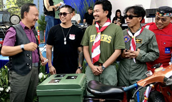 Panglima Komando Operasi Udara Nasional (Pangkoopsudnas) TNI Angkatan Udara Marsekal Madya TNI Tedi Rizalihadi (kiri) berbincang dengan Yohanes Mustamu (dua kiri) yang bakal menempuh perjalanan darat ke Italia
