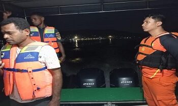 tim sar gabungan melakukan pencarian empat korban km lebanon yang tenggelam di perairan pulau pura kabupaten alor ntt selasa 2 43