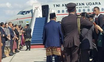 Suasana saat pegawai Istana Kepresidenan melepas Presiden Ke-7 Joko Widodo pulang ke Solo, Jawa Tengah, di Lanud Halim Perdanakusuma, Jakarta, Minggu (20/10/2024