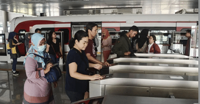 Tarif Spesial HUT ke-79 TNI: Naik Transjakarta, MRT, dan LRT Hanya Rp 1 1 Penumpang melakukan pemindaian (tapping) kartu usai naik kereta LRT (Light Rail Transit)
