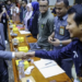 Wakil Ketua DPR Sufmi Dasco Ahmad (kiri) berjabat tangan dengan perwakilan Koordinator Solidaritas Hakim Indonesia Rangga Lukita Desnata (kanan)
