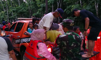 BPBD Jember mengevakuasi warga yang rumahnya terendam banjir