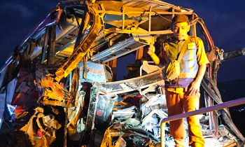 Petugas melakukan evakuasi pada kecelakaan antara bus dan truk di Kilometer (KM) 77+200 Jalan Tol Pandaan-Malang, Jawa Timur, Senin (23/12/2024) sore