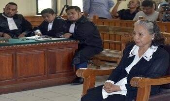 Terdakwa kasus pembunuhan Angeline, Margriet Cristina Megawe (kanan) mendengarkan agenda tuntutan saat persidangan di Pengadilan Negeri Denpasar, Senin (29/2). Terdakwa yang juga ibu angkat anak berumur 8 tahun tersebut divonis sama dengan tuntutan sebelumnya yakni hukuman penjara seumur hidup karena dinyatakan terbukti melakukan kekerasan, pembunuhan berencana, penelantaran dan diskriminasi anak.  ANTARA FOTO/Wira Suryantala/nym/nz/16.
