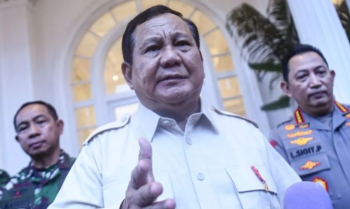 Presiden Prabowo Subianto (tengah) didampingi Panglima TNI Jenderal Agus Subiyanto (kiri) dan Kapolri Jenderal Listyo Sigit Prabowo (kanan)