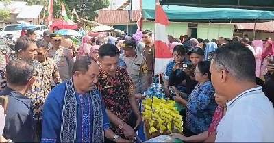 Wakil Bupati SBB Resmi Buka Pasar Murah di Dusun Tanah Goyang 1 Image3 7