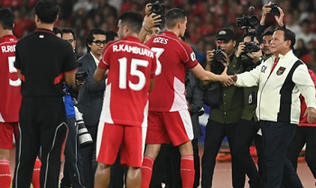 Presiden Prabowo Subianto (kanan) menyalami pemain Timnas Indonesia usai mengalahkan Timnas Bahrain