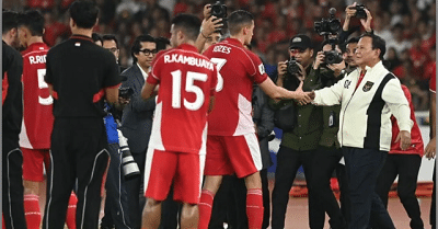 Indonesia Jaga Asa Lolos ke Piala Dunia 2026 Usai Kalahkan Bahrain 1 Presiden Prabowo Subianto (kanan) menyalami pemain Timnas Indonesia usai mengalahkan Timnas Bahrain