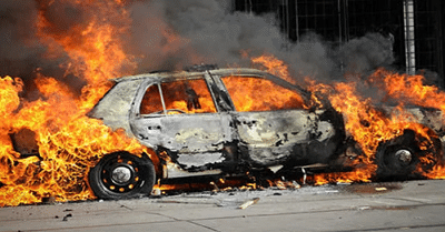 Mobil Polisi Dibakar Saat Penangkapan Ketua Ormas di Depok 1 Mobil