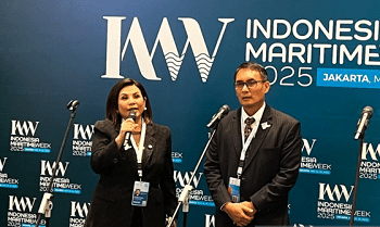 Sekretaris Jenderal Kemenhub Antoni Arif Priadi (kanan), Ketua Dewan Pengurus Pusat (DPP) Indonesian National Shipowners' Association (INSA) Carmelita Hartoto (kiri), dalam jumpa pers seusai pembukaan Indonesia Maritime Week 2025 di Jakarta